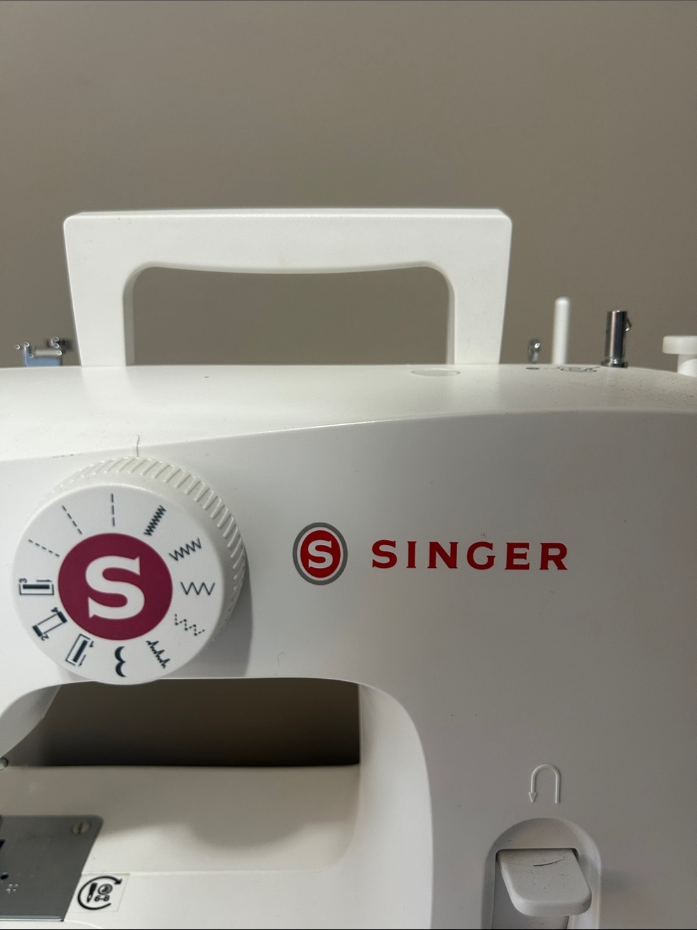 Singer sewing machine - Picture 2 of 9